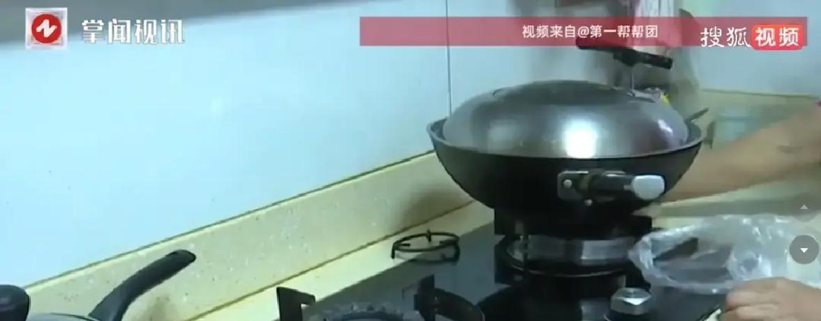 福州一个老小区的屋子里，推开门总觉得后背发凉，七八个监控探头黑压压地从院子一直布