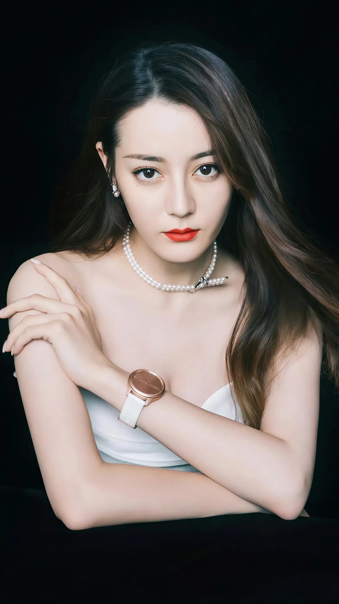 优雅红唇，珍珠项链，时尚腕表，黑发红唇，气质女神