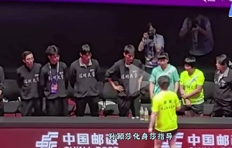 孙颖莎指导蒯曼，3比2逆转张本美和！昨天的乒超联赛第三阶段新疆站，蒯曼代表的深