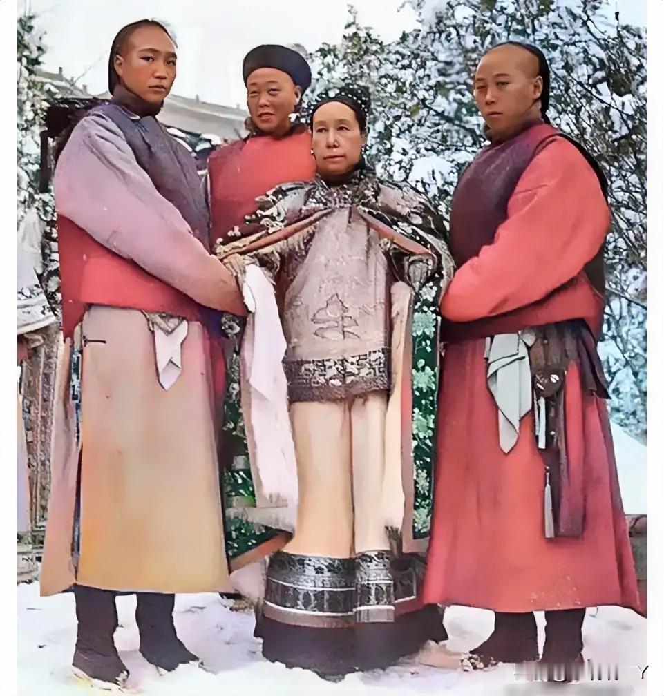 这便是1903年慈禧太后披着大披风在颐和园万寿山欣赏雪景时的真实貌相，大家瞧瞧呗