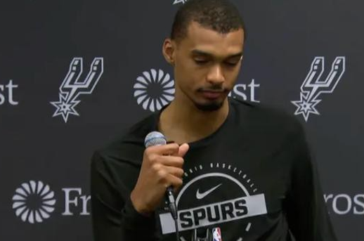 有没有发现，现在文班有个很尴尬的点，是急需调整的打雄鹿那场，明显感觉到，有