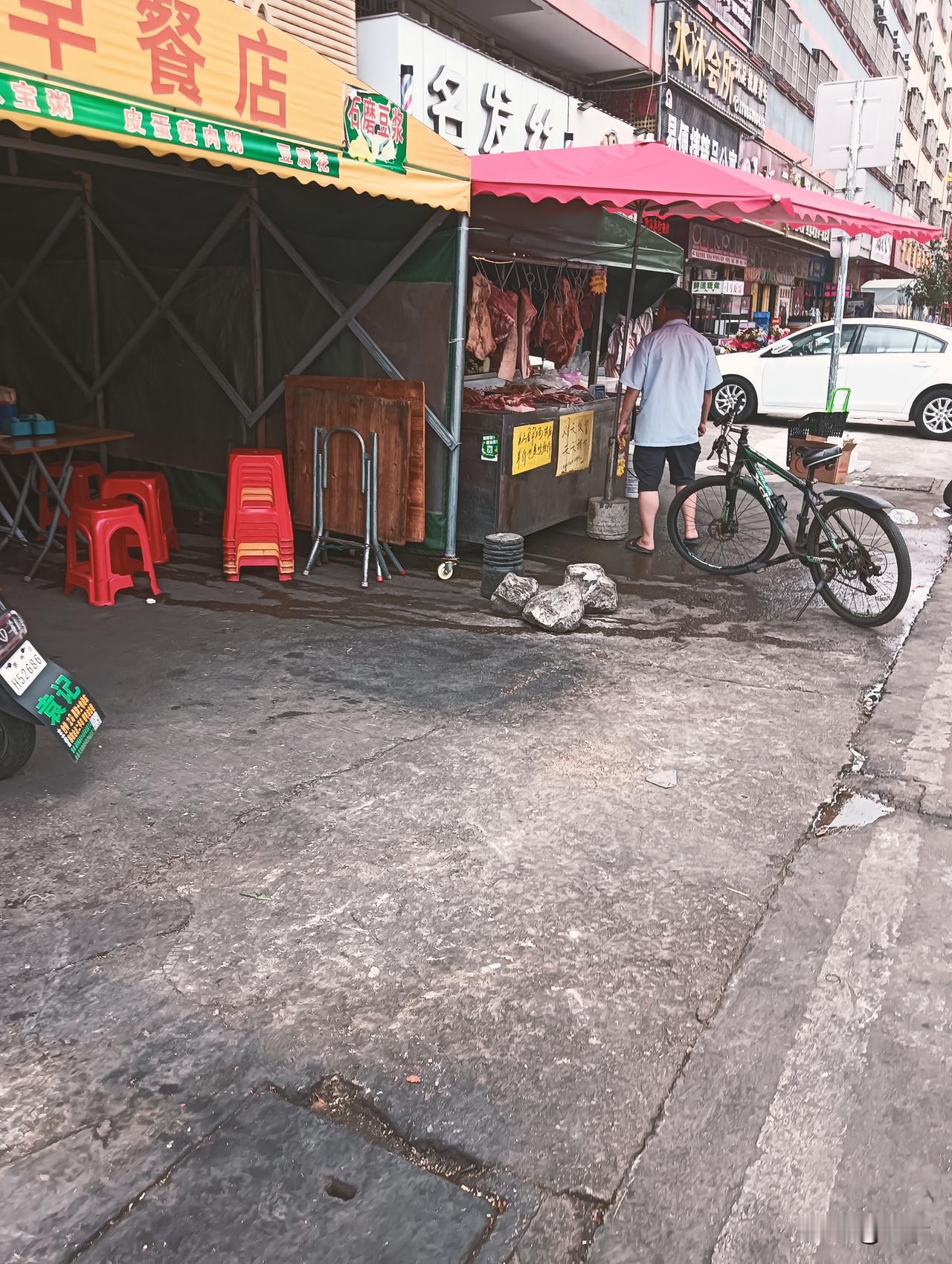 真搞不懂现在的行情，太离谱了！听说：猪价都跌到近8年新低了，养殖户卖一头亏一
