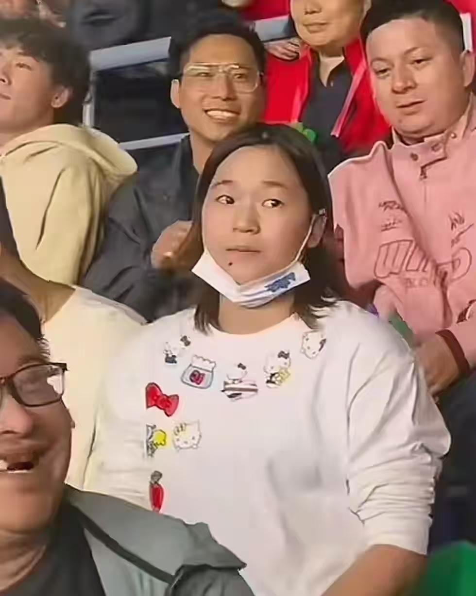 好消息！全红婵骑着小电驴出来炸街了！有网友拍到何威仪教练亲自开车把全红婵送到