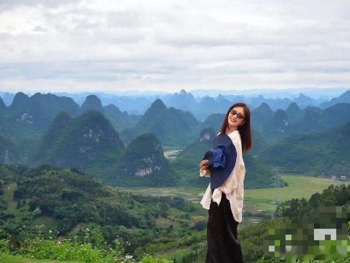 佟丽娅去旅游都不摘吊牌，这是什么新潮流吗？还是说明星私下也会有穿完就退货的操作
