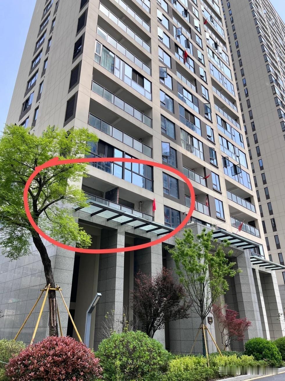 我表姐买房那会儿，全家出动帮她挑楼层。她婆婆说“要选6楼，六六大顺”，她老公说