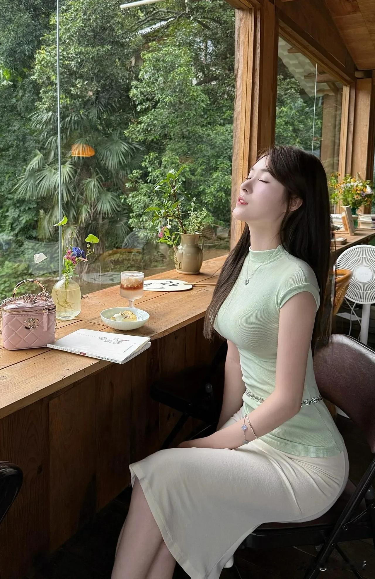 特别完美的曲线，青绿色的搭配，凉爽自然女人如何穿出含蓄的性感?