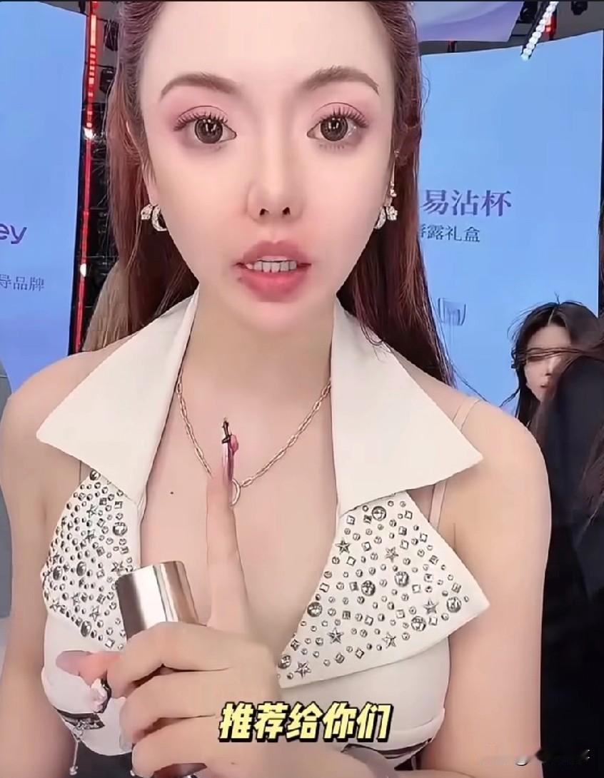 蛋蛋透露身后除了朱梓骁之外，还有一个非常厉害的人，也是外站的主播抖抖的，非常之无