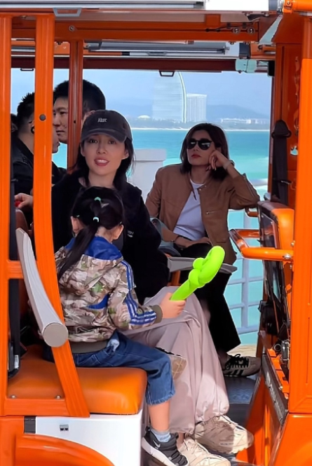 郭碧婷私下穿衣服看着很舒服，带孩子游玩，很有爱呀！很低调的富太太。