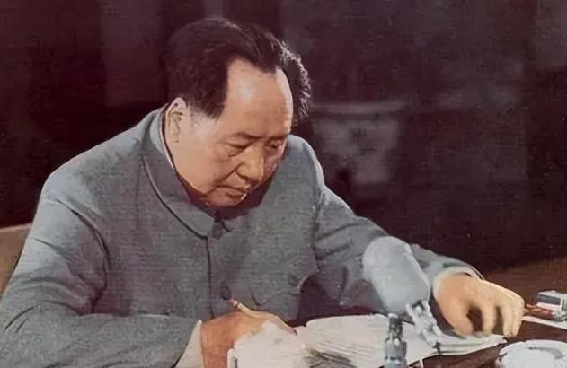 1951年，陈锡联请毛主席给炮校题词，主席忽然问，炮是火字旁还是石字旁？没人敢答