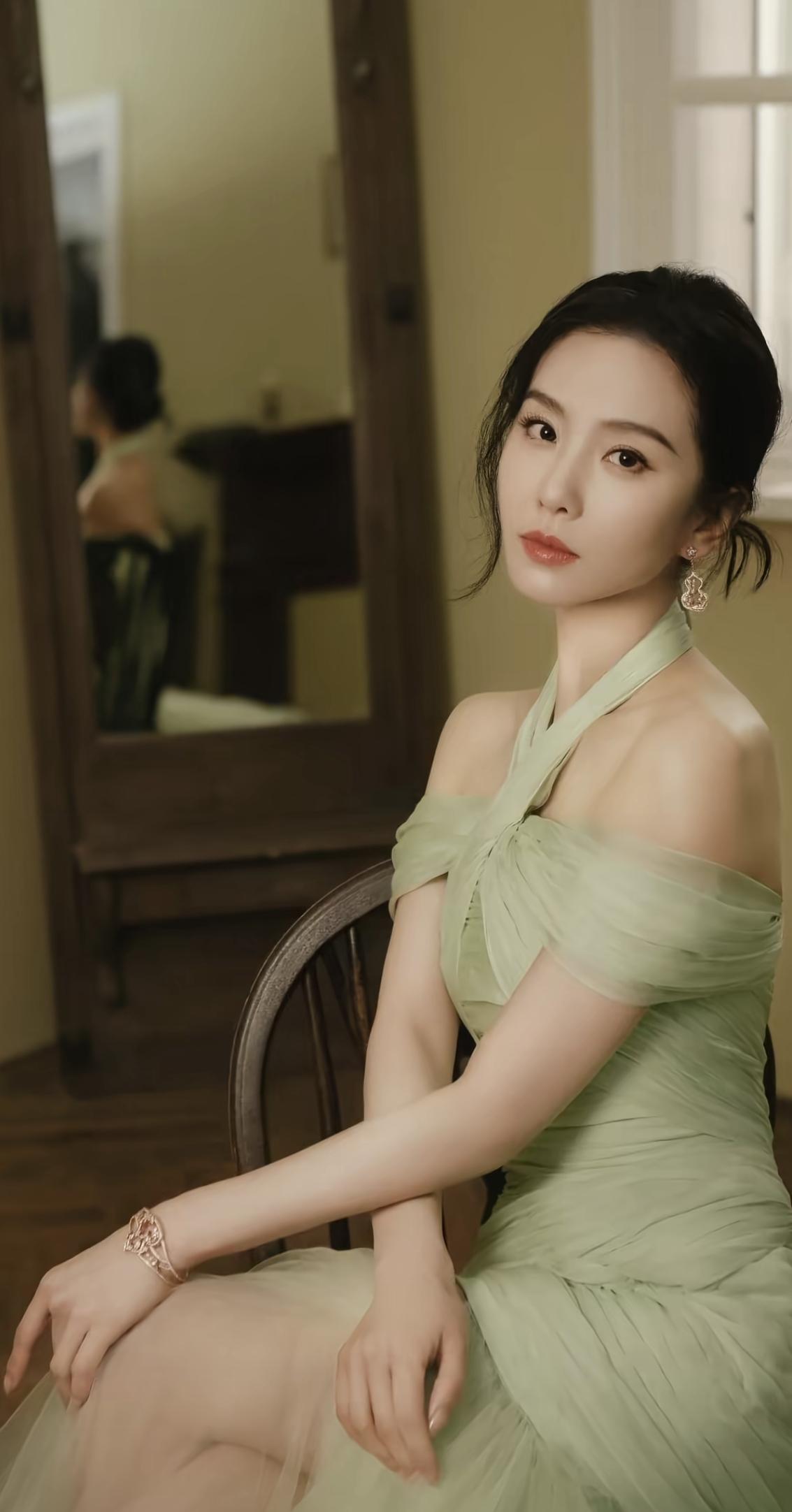 清丽温婉，气质如兰，眼含星辰[比心]楚楚美丽，优雅动人从来没见过她穿