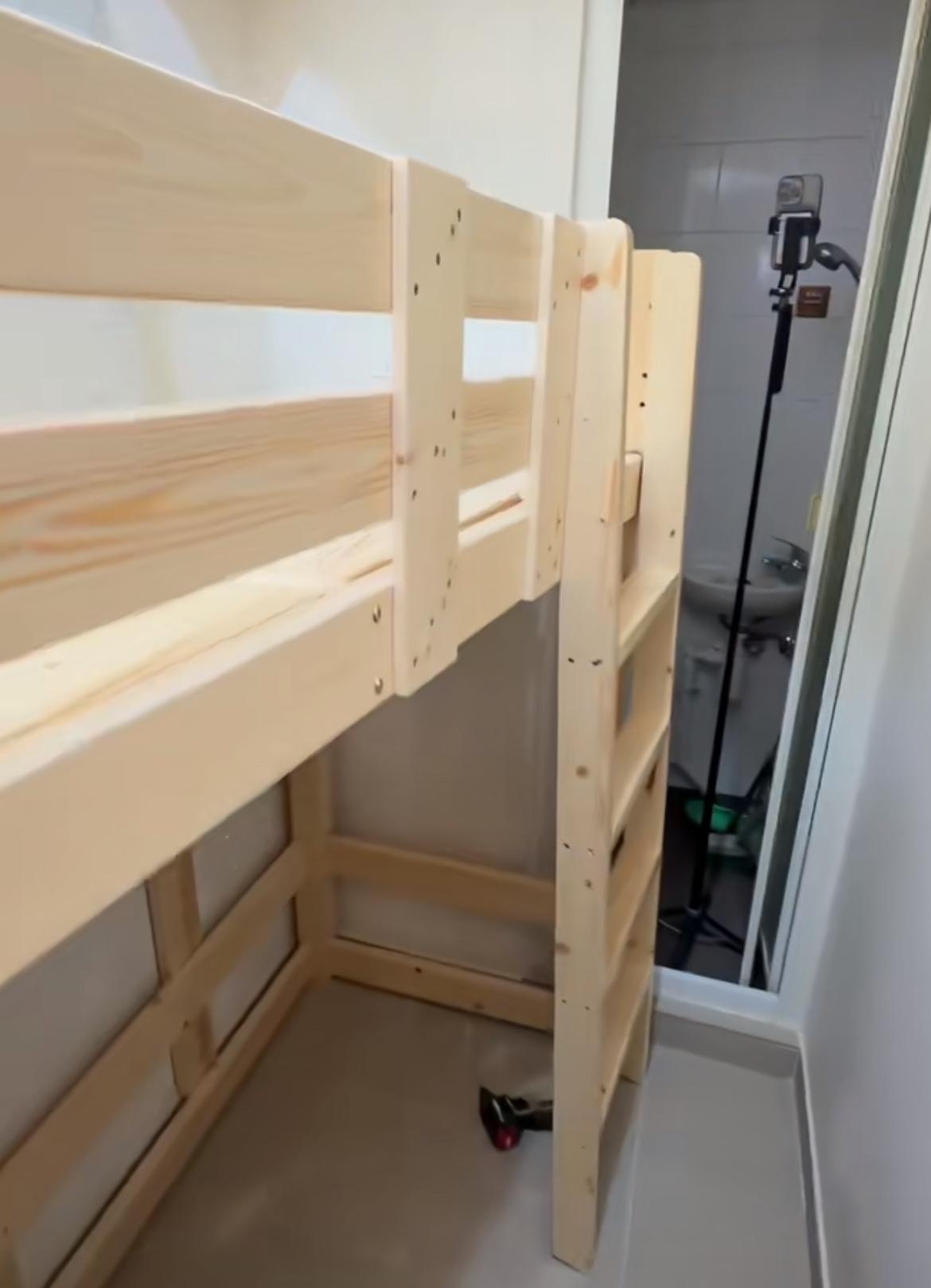 在香港，菲佣住衣柜是很正常的事，房间非常的狭窄，放一张迷你的床就基本无法转身了，