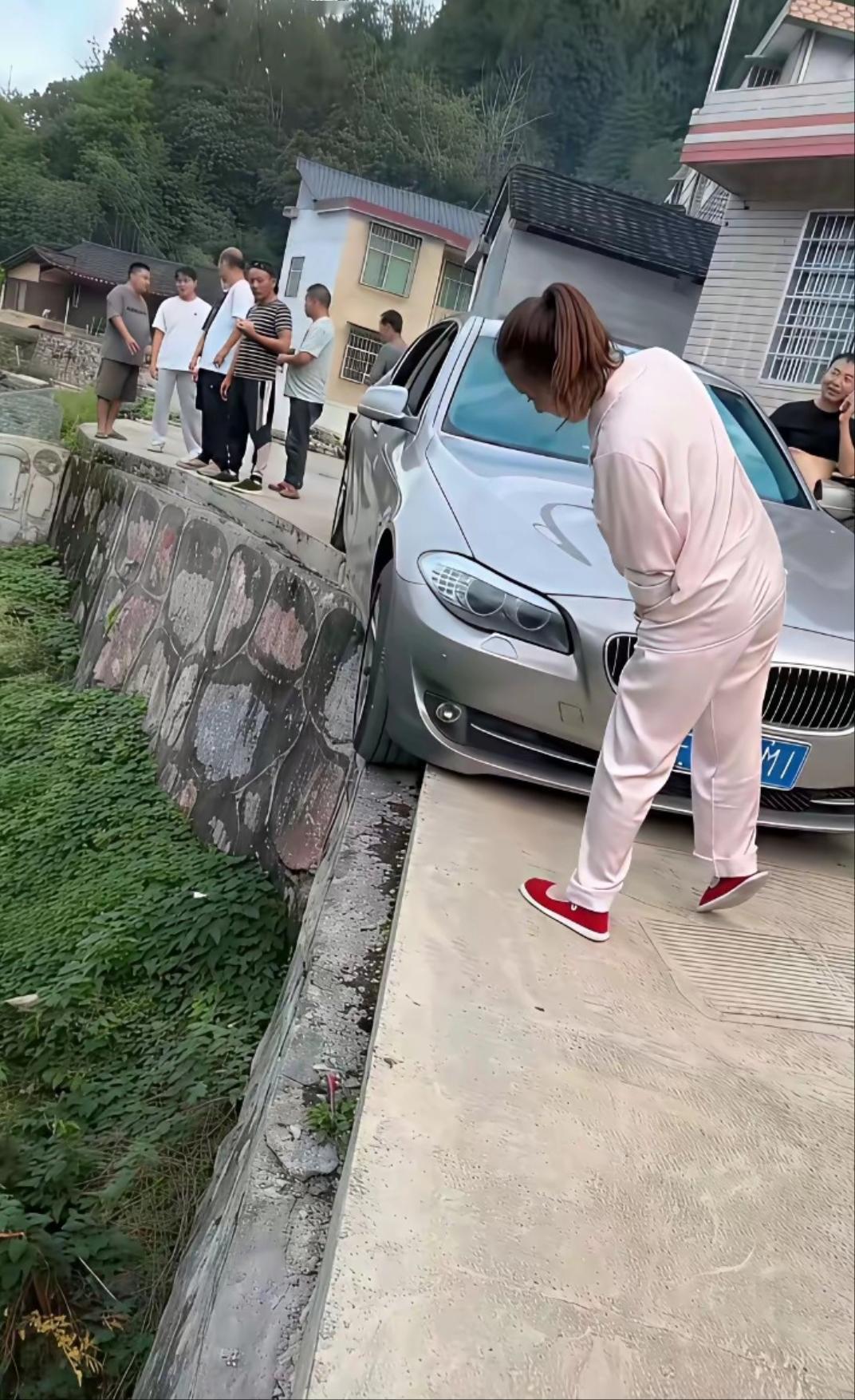 大家觉得这种时候，车还能开出来吗？​​​