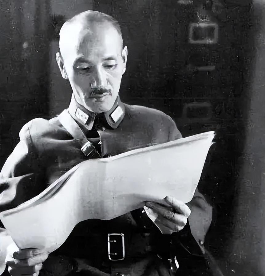 1945年8月29日的清晨，蒋介石盯着手里的毛主席照片出神，看了半晌后，突然问身