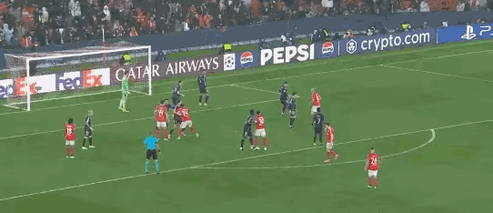 裁判这是明着黑皇马呀，这都能判点球？本菲卡的这次角球进攻，楚阿梅尼虽然手上有一个