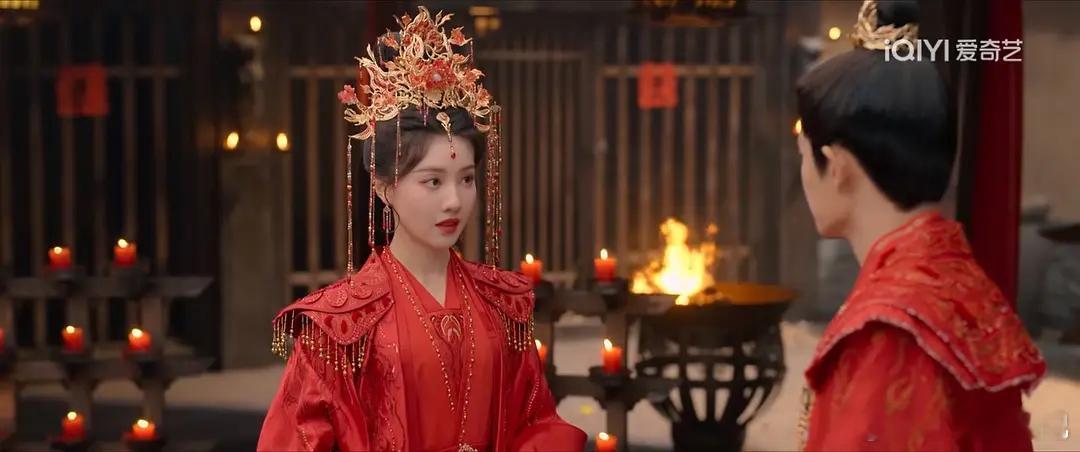 鹤润跟🚢长相一个类型，为什么王楚然就是美女，鹤润要被嘲呢？