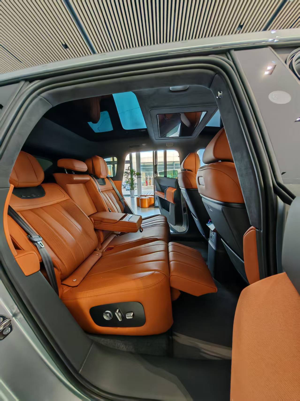 900V中大型纯电SUV，109度电最高751公里，十分钟补429公里；全系14°后轮转向，空悬CD