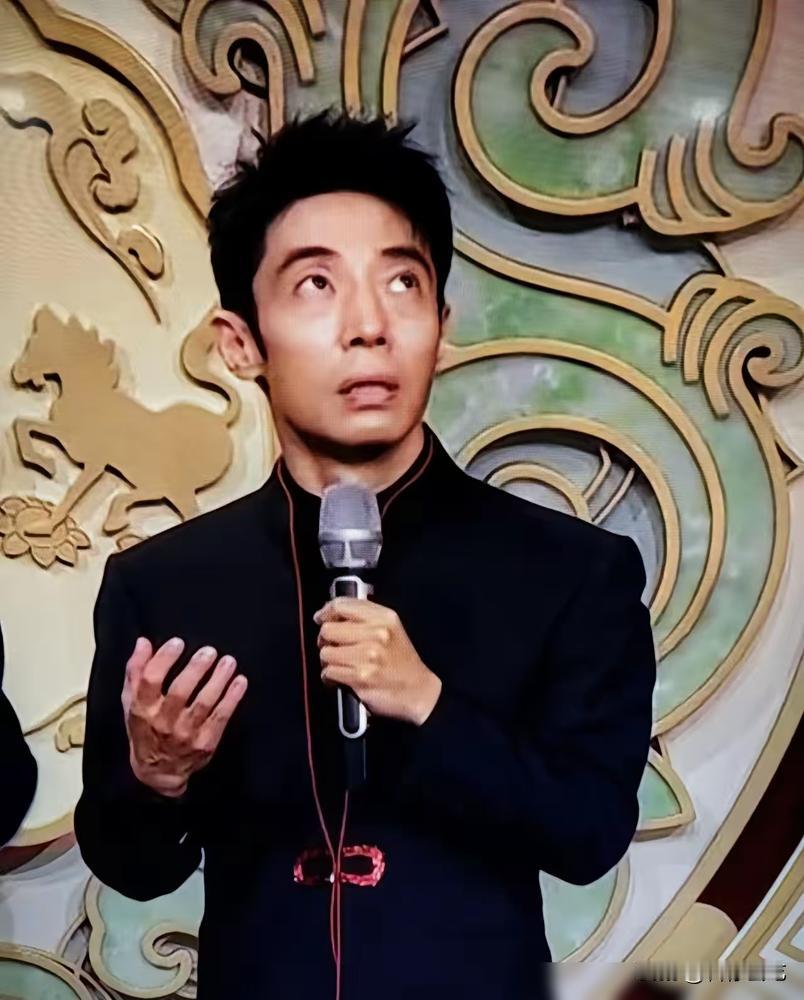 都别瞎猜了。撒贝宁瘦到脱相，真不是因为他那个洋媳妇。你瞅瞅网上那些照片，