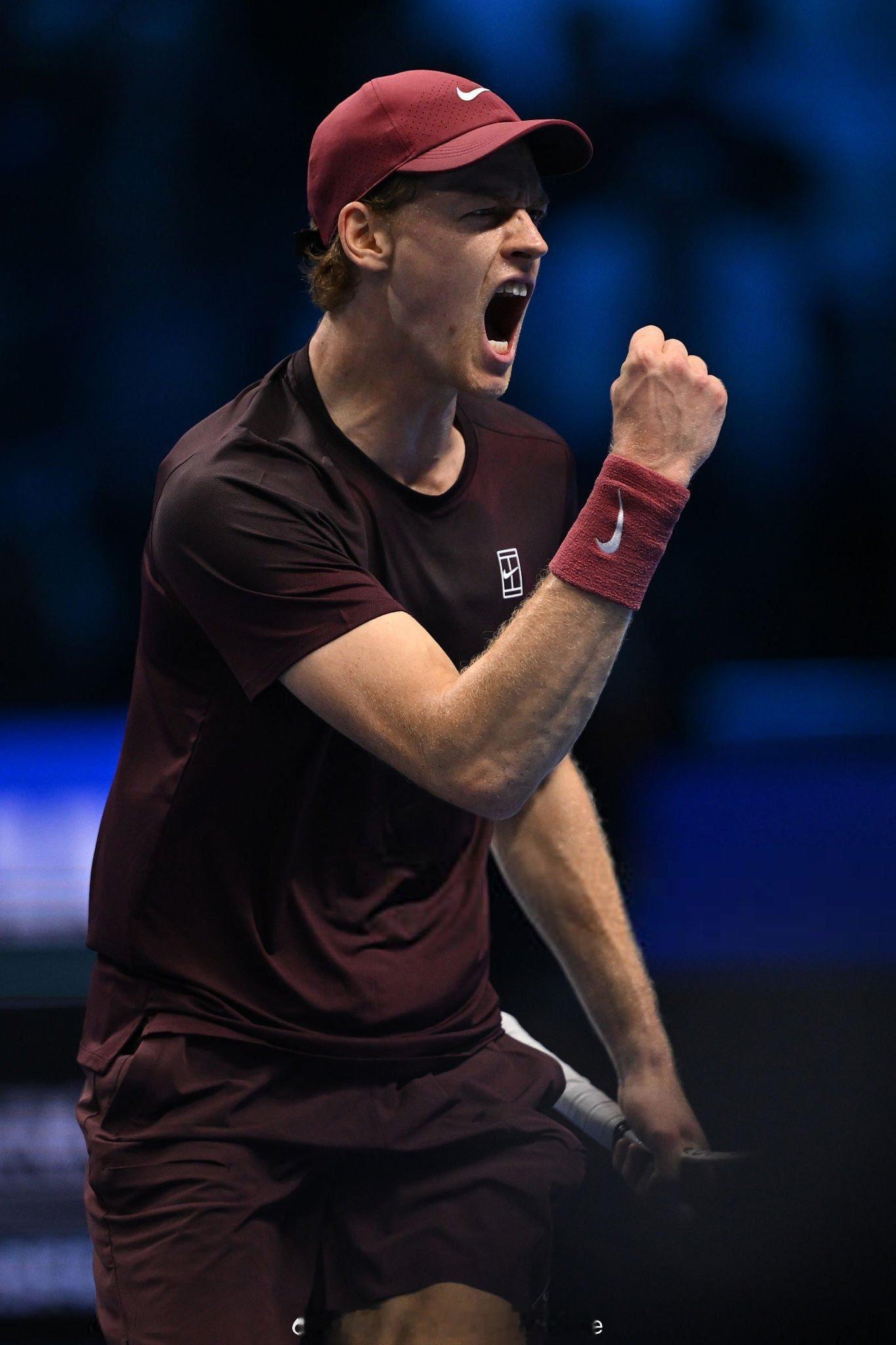 ✅同一赛季打进四大满贯+年终决赛历史上只有三人做到，费德勒、德约科维奇和辛纳。