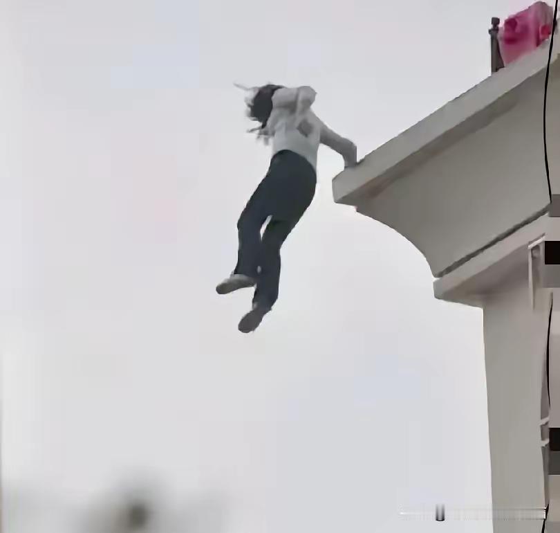 这起悲剧真让人痛心，17岁本是花一样的年纪，却因为妈妈错误的教育方式戛然而止。妈