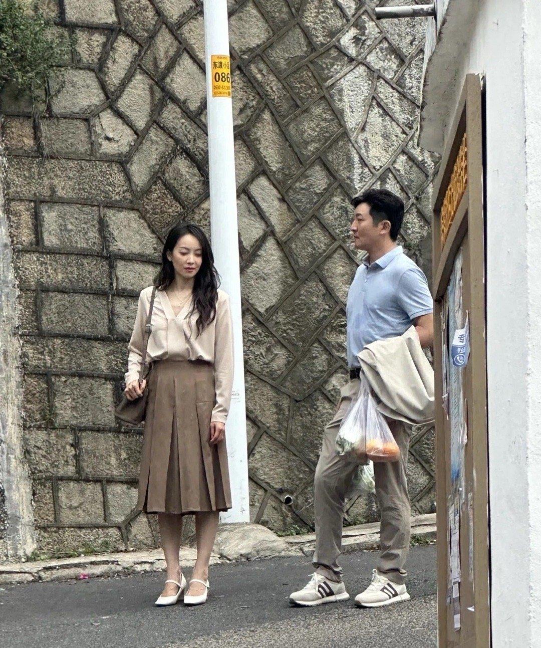 男裤的裤兜是真大，你看郭京飞的裤兜，装个手机还那么长一截​​​