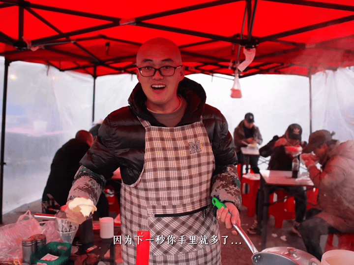 蓝盈莹这集对东北孩子没有退出键蓝盈莹这期视频简直是东北孩子的电子回乡卡！穿上朝