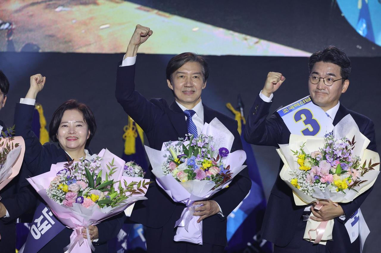 韩国媒体消息，11月23日，获特赦3个多月的曹国以98.6%高票当选祖国革新党新