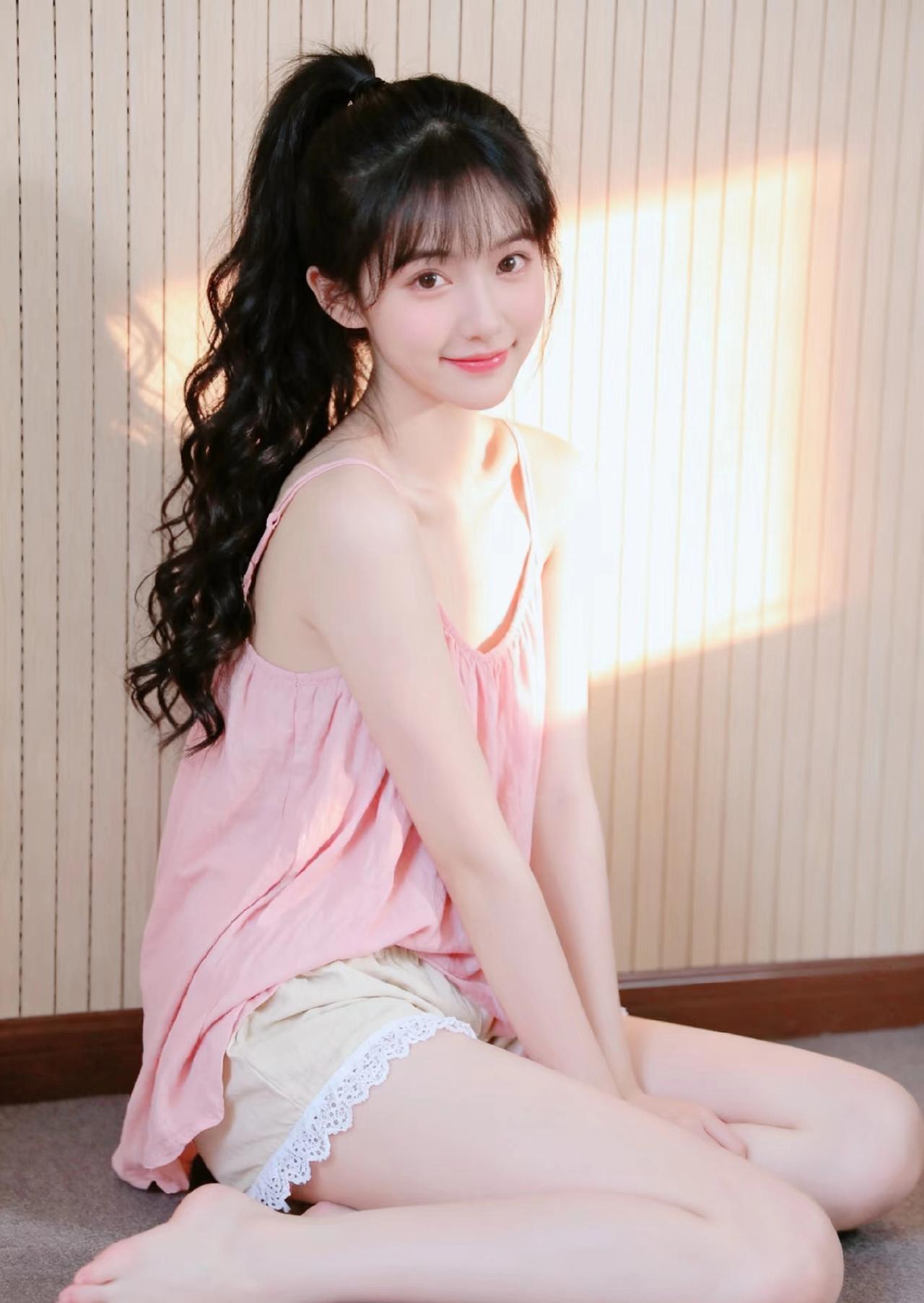 少女心爆棚的粉色睡衣，甜美笑容，阳光洒进来的温暖瞬间。粉色甜美睡衣温柔少女