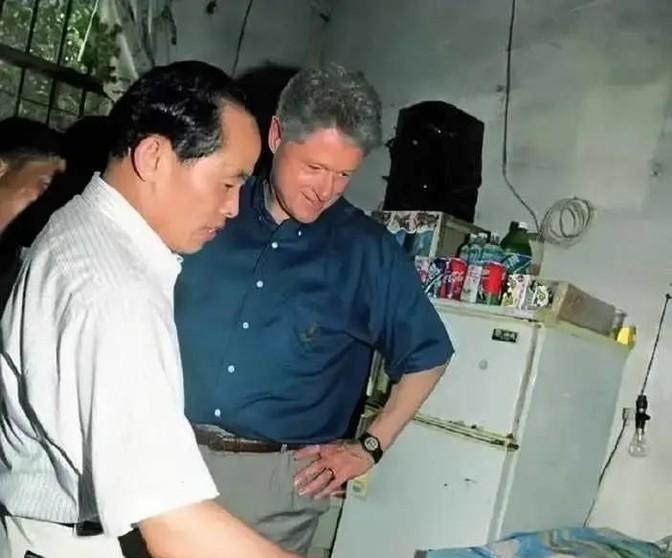1998年，克林顿访问中国，有一天他无意中走进一家小卖铺，看到老板还在使用算盘算