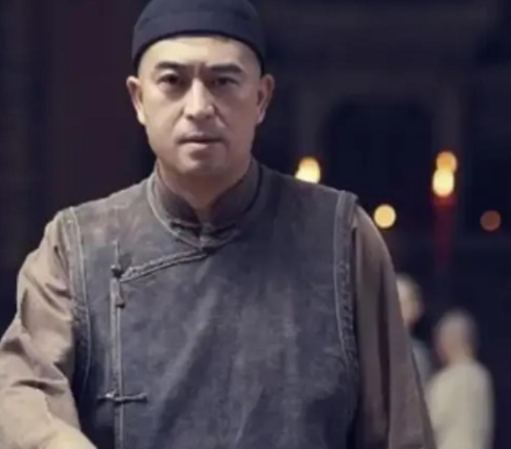 2015年，电视剧《白鹿原》的片场炸了锅，一向以温文尔雅示人的张嘉益，当着全剧组