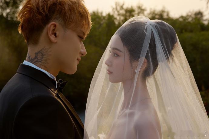 黄子韬徐艺洋结婚亲吻照黄子韬徐艺洋结婚亲吻照真的是好甜好浪漫呀，看到晒出来的婚