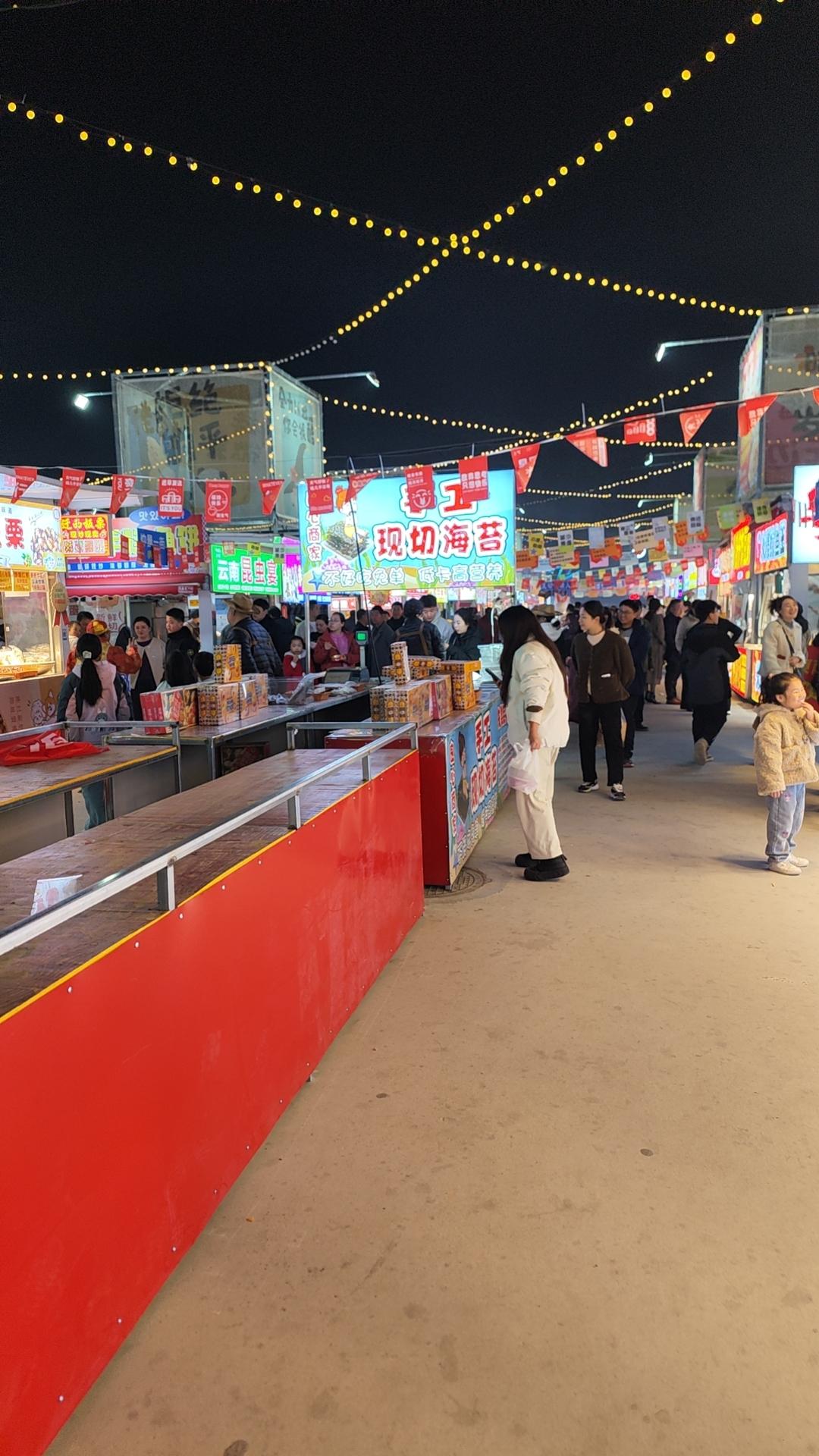 几十年前，南阳八一路东头有一家川菜馆。馆内摆放着陈旧的小桌凳，环境实在算不上好。