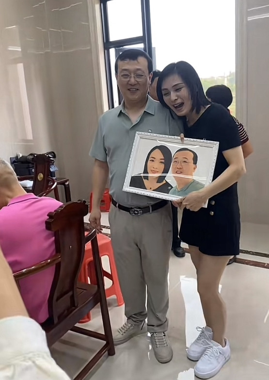 哥哥一出场，直播间在线人数瞬间突破10万人！这个养家哥哥，就是亲哥哥一样