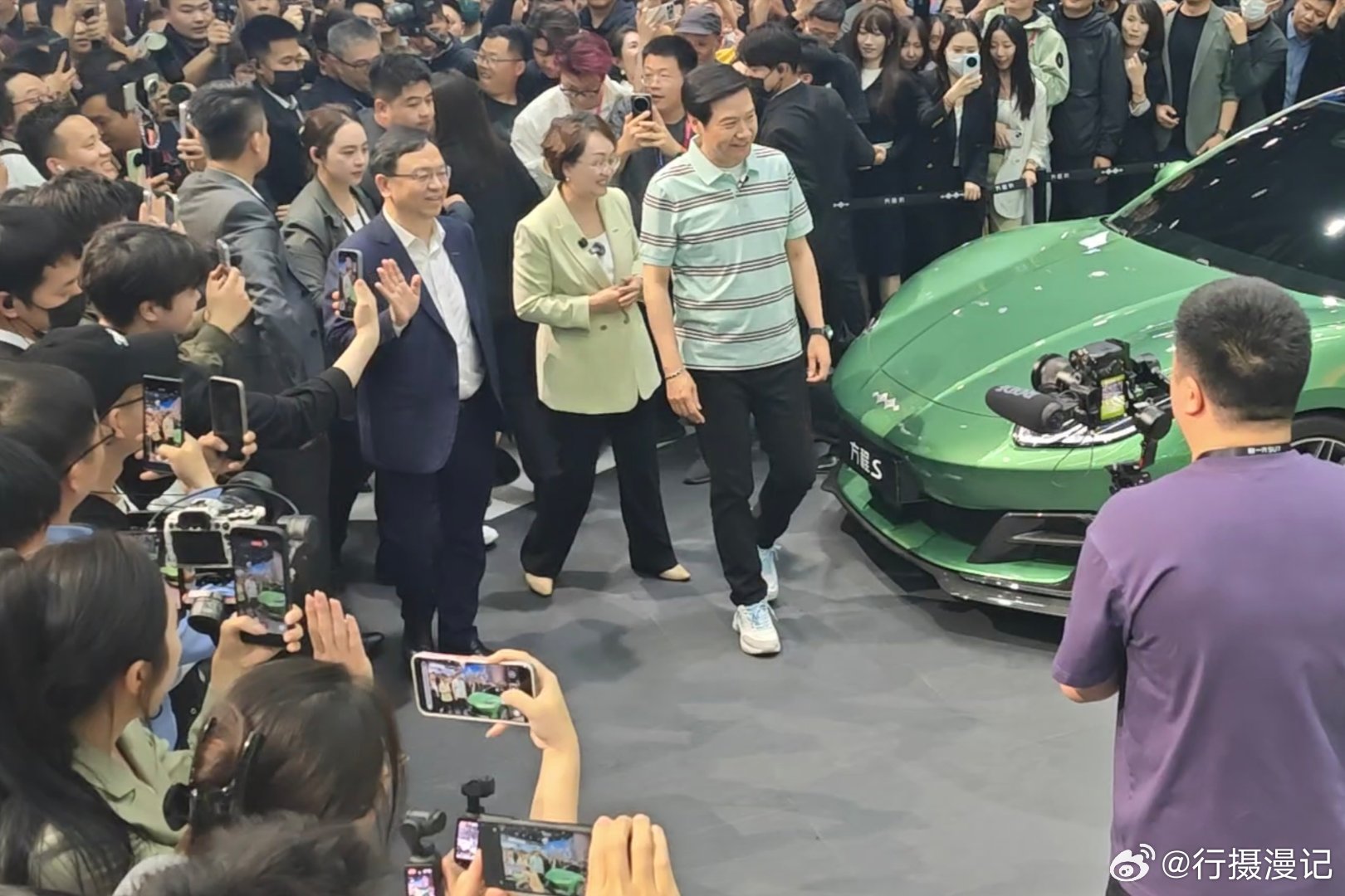 雷军成车展顶级流量密码！逛遍友商展台刷屏全网，唯独缺席鸿蒙智行？