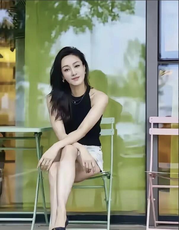 这种才是顶级美女，要脸蛋有脸蛋，要身材有身材，40多岁了仍旧风韵犹存，气质大方