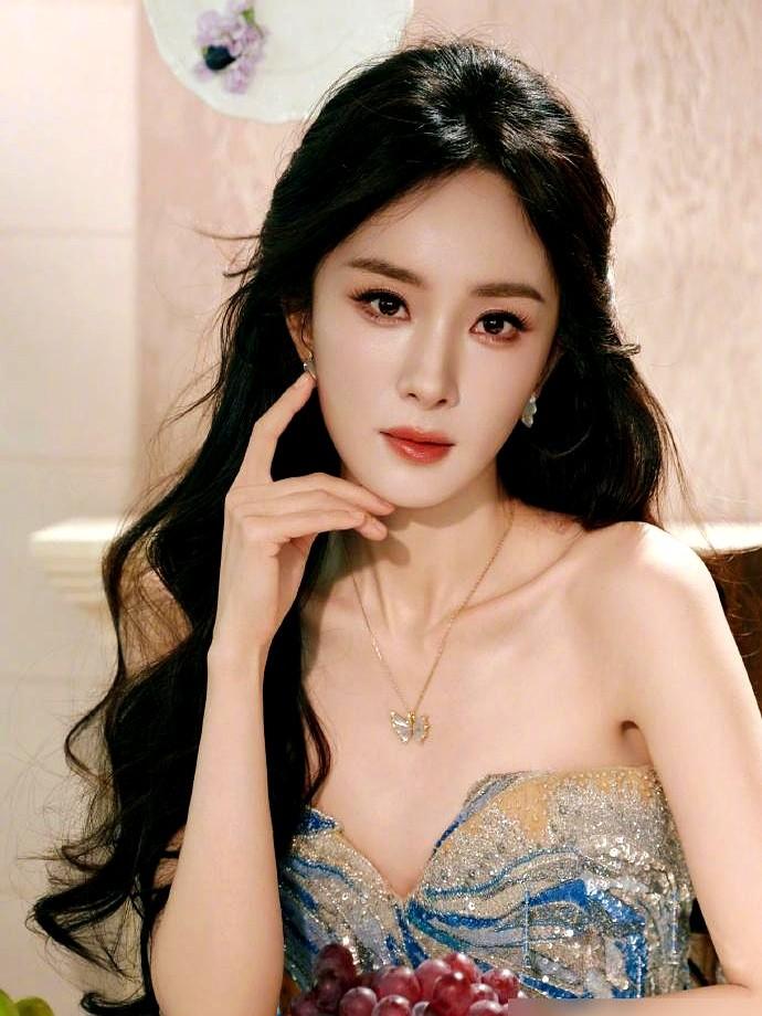 杨幂又上热搜了，这次直接“细节见人品”刷屏！昨天，她在品牌活动上试吃完，工作