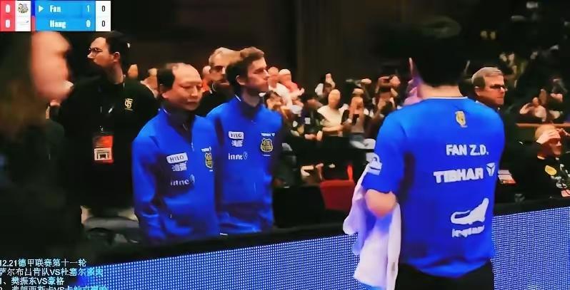 别家球员局休的时候，教练和队友都喋喋不休地指导战术，轮到樊振东没想到是这样！教