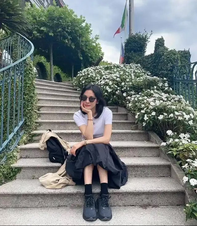 宋慧乔真是中年穿搭的天花板！年过四十不扮嫩，宋慧乔白T恤配花苞裙，原来高级感这么