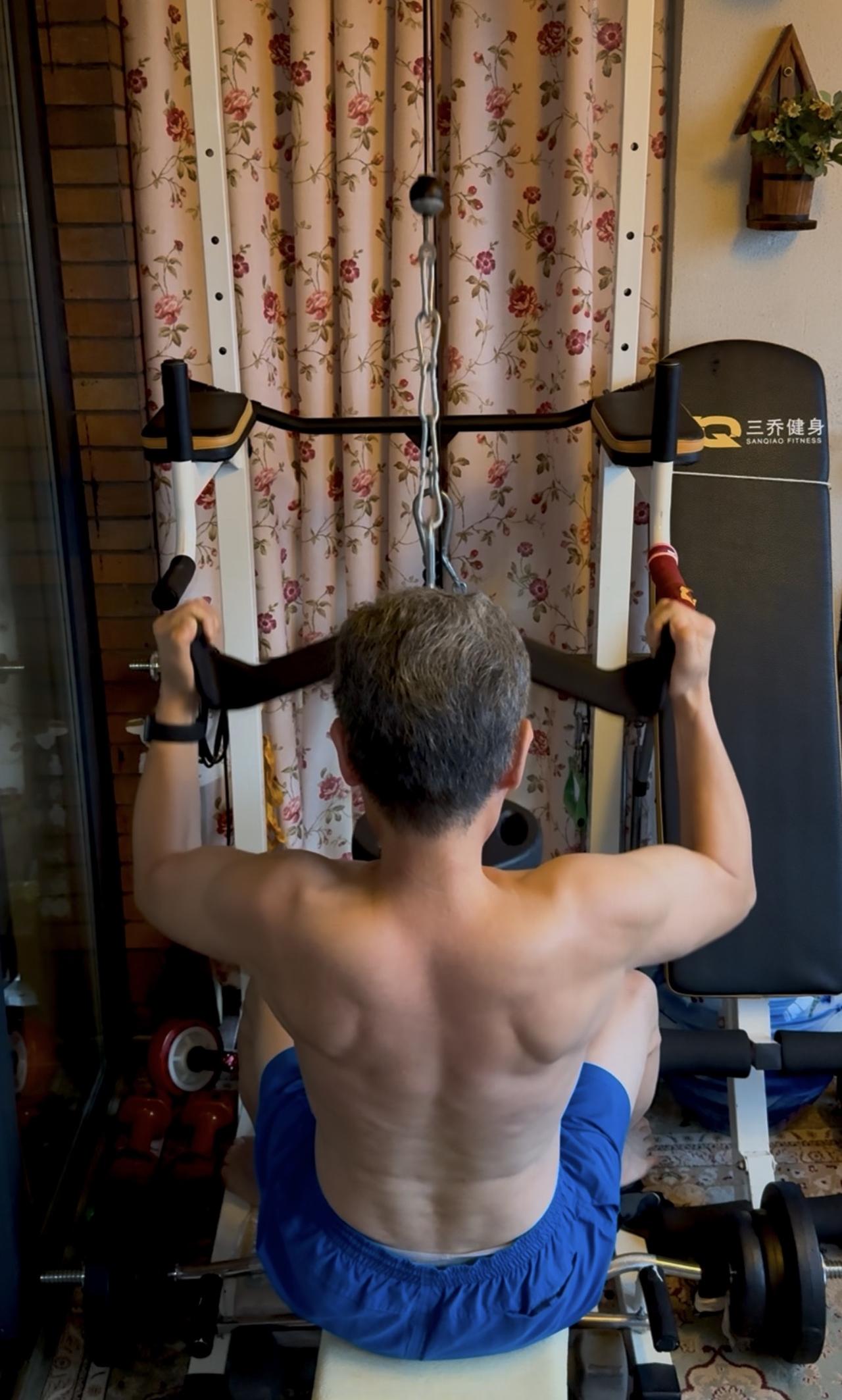 很多人都陷入一个误区：觉得肌肉块头越大、体格越壮，身体就越健康。事实并非如此