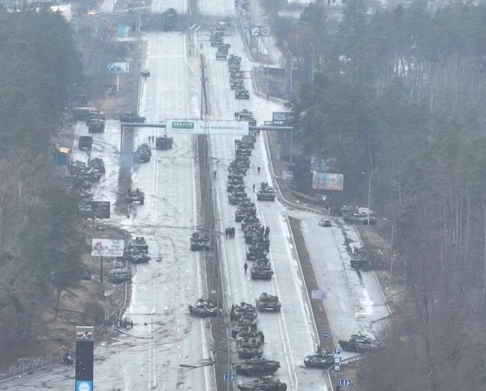 四年前，在乌克兰基辅附近的M21公路上，一支庞大的俄罗斯坦克纵队正在行进。