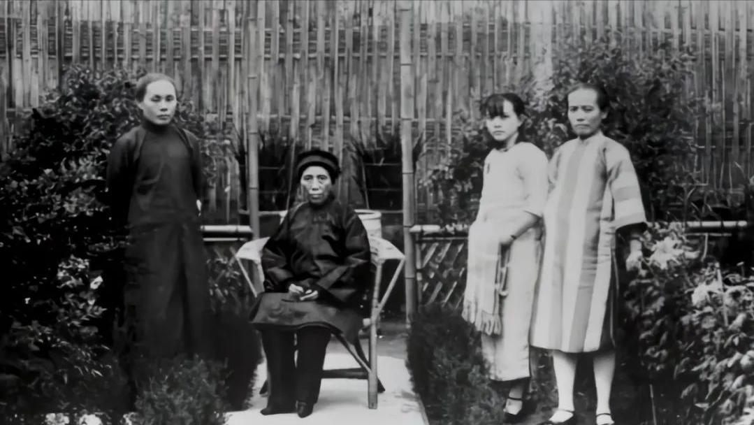 1912年洞房之夜，郭沫若见发妻太丑，拒绝同房，就在他转身要走时，发妻拉住他苦苦