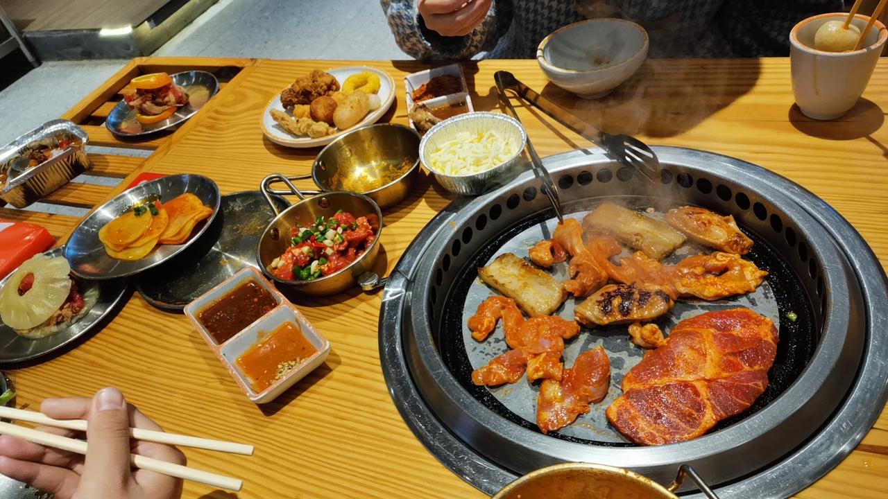吃自助烤肉成了一种“酷刑”闺女说想吃烤肉，刚好我今天放假，中午带儿女吃烤肉。