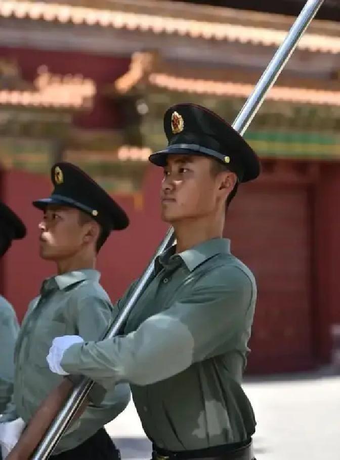 张自轩今天在老家乡里办婚礼，当年天安门升旗手退役后第一次穿西装当新郎。抖音刷到