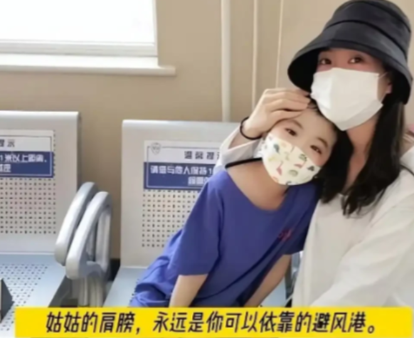 广东一小女孩7岁时母亲改嫁，和父亲相依为命。哪料，2年后小女孩确诊白血病，如果不