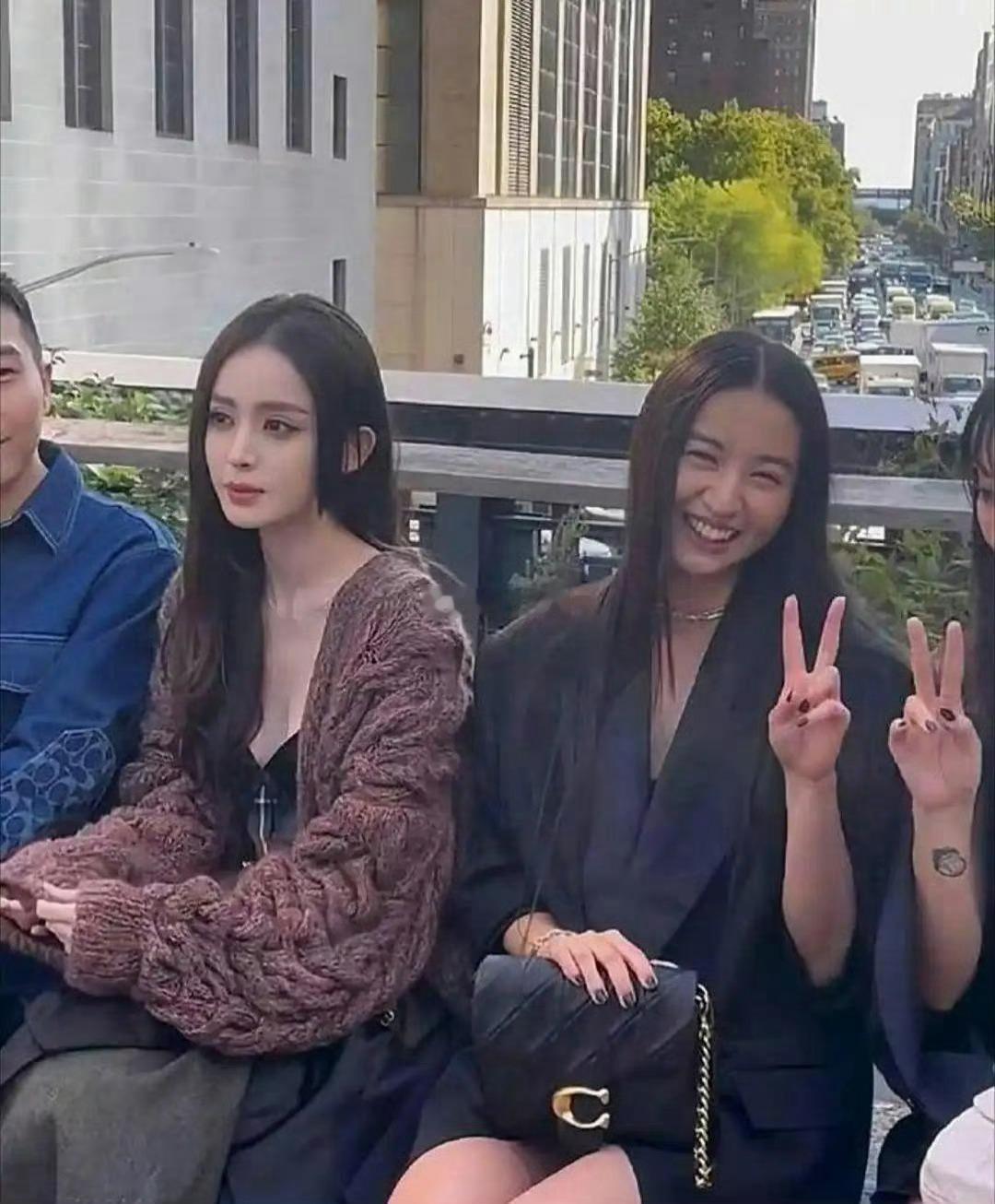 在绝对美貌面前，脸的大小不值一提。​​​