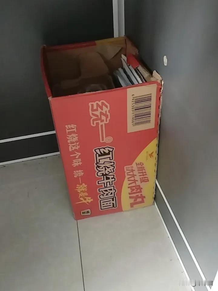 我把文件都扔到箱子里面了，桌面上很干净。