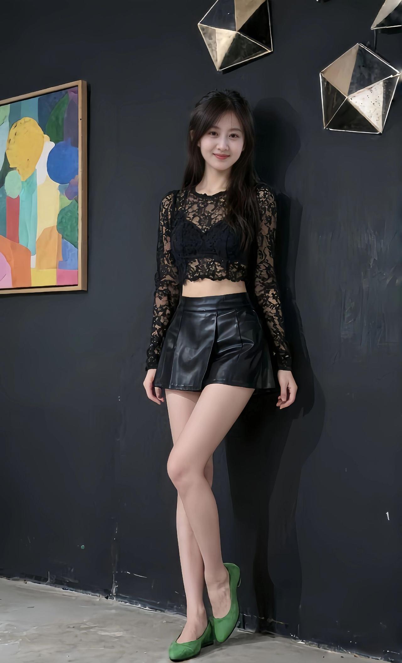 时尚穿搭指南：黑色蕾丝上衣+皮裙，搭配绿色高跟鞋，尽显优雅与自信！