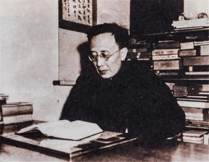 1949年，作家萧乾准备回国发展。在香港，很多朋友都来劝他，不要轻易做出回国的