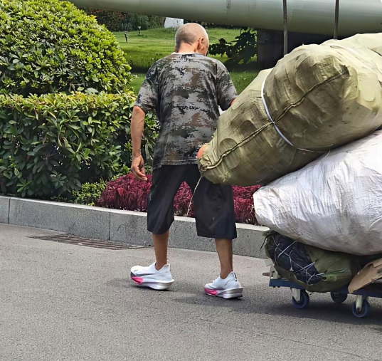 一眼过去，就被大爷脚上的鞋子吸引住目光了～