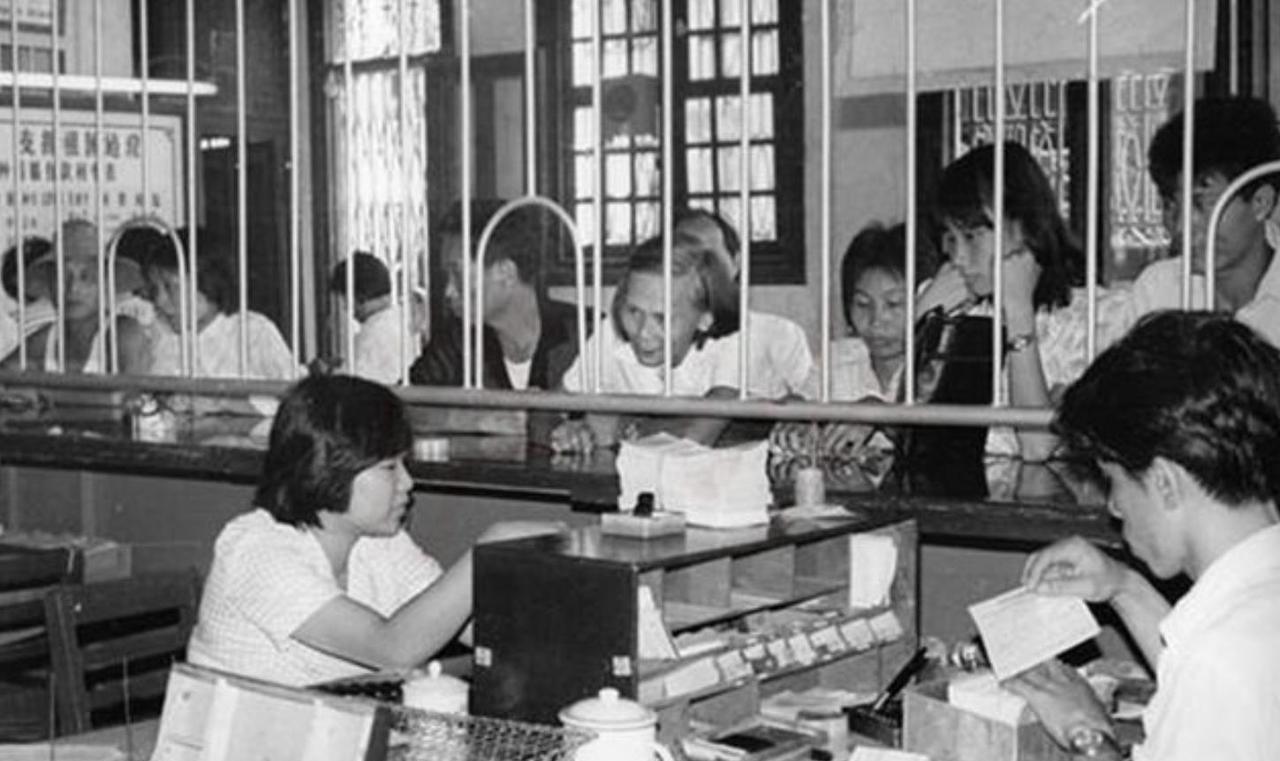1986年，在惠阳银行金库内，工作人员正在清点新运来的5元新钞。刚打开一个运钞箱