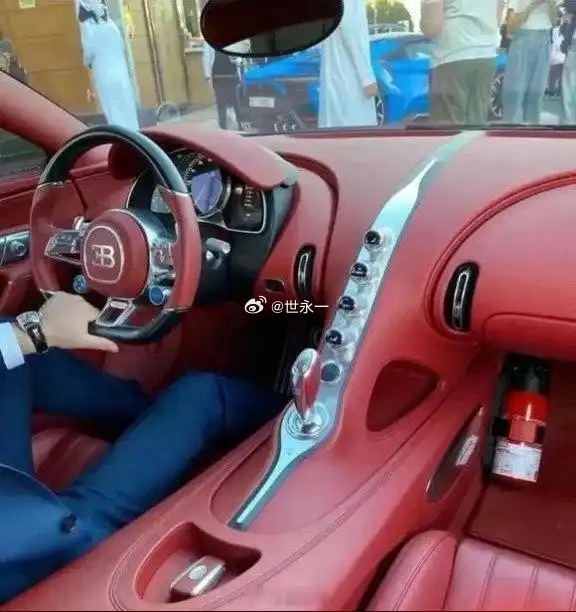 几千万的车，为什么不整块屏幕？​​​